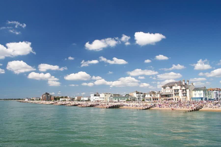 Panoramic Sea Views In Beachfront Apt W Balcony Bognor Regis Kültér fotó