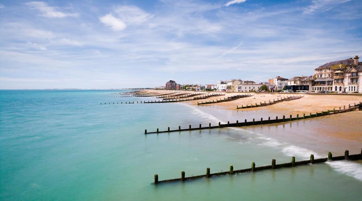 Panoramic Sea Views In Beachfront Apt W Balcony Bognor Regis Kültér fotó